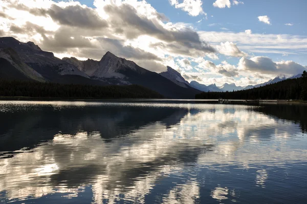 Jezero Maligne, dokonalý odraz, Britská Kolumbie, Kanada — Stock fotografie