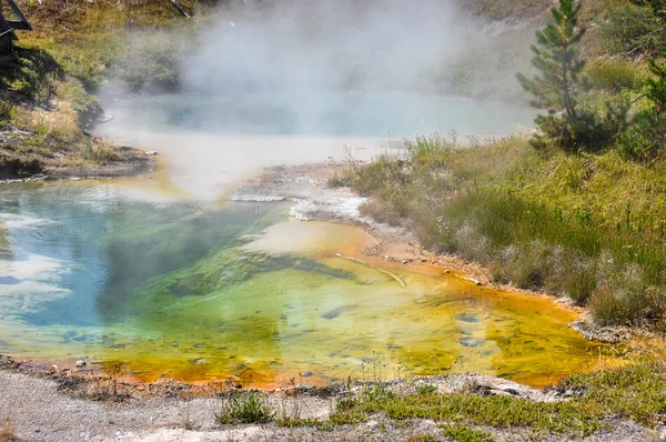 Jedna z mnoha malebných krajin Yellowstonského národního parku, — Stock fotografie