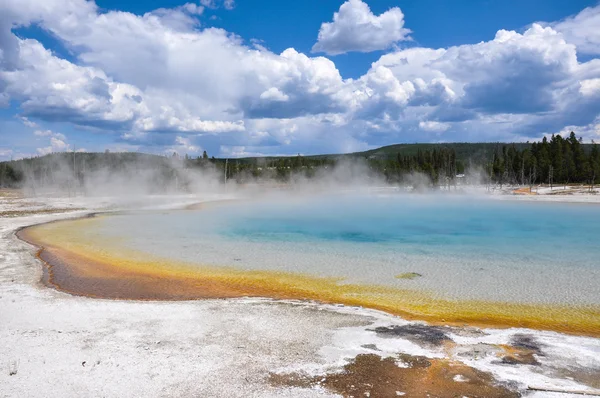 Uma das muitas paisagens cênicas do Parque Nacional de Yellowstone , — Fotografia de Stock