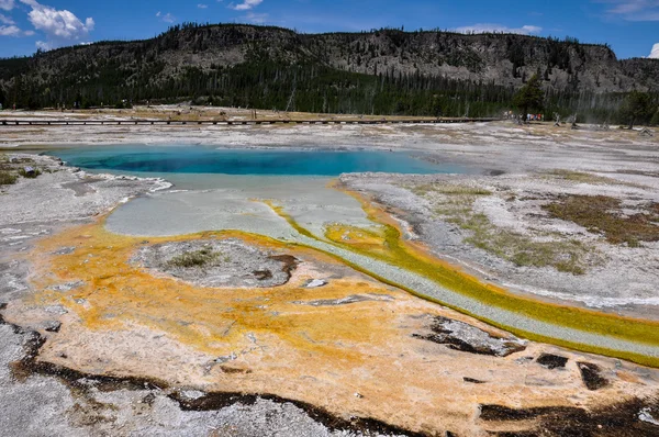 Jedna z mnoha malebných krajin Yellowstonského národního parku, — Stock fotografie