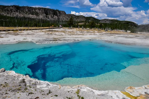 En av de många natursköna landskapen i yellowstone nationalpark, — Stockfoto