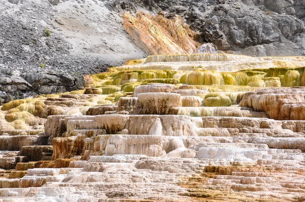 Mamutí terasy, Yellowstonský národní park, wyoming, usa — Stock fotografie