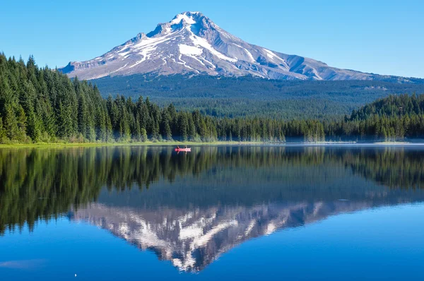 Trillium jezero brzy ráno s mount hood, oregon, usa — Stock fotografie