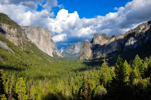 Upea Yosemiten kansallispuisto, Kalifornia, Yhdysvallat — kuvapankkivalokuva