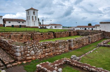 chinchero İnkalar kalıntıları sömürge Kilisesi ile birlikte, peru