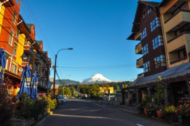 Şehir merkezindeki pucon villarrica yanardağ, pucon, Şili