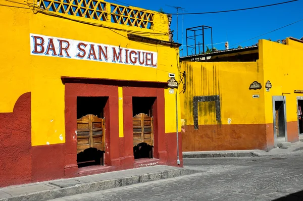 Oude saloon bar in san miguel de allende, mexico — Stockfoto