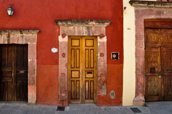 Trzy drzwi o różnych rozmiarach, san miguel de allende, Meksyk — Zdjęcie stockowe