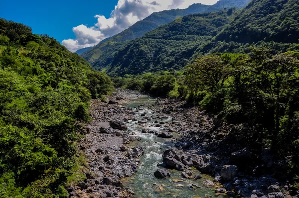 Rivier met stenen in guatemala — Stockfoto