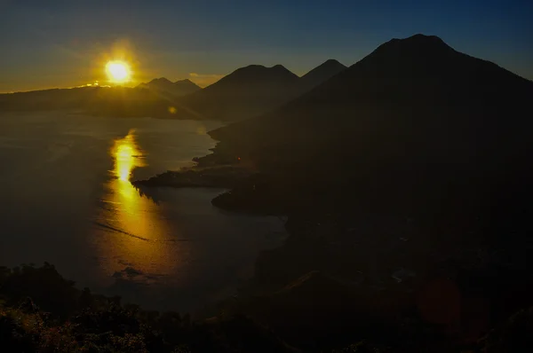 Salida del sol desde Narriz del Indio sobre Lago Atitlan, Guatemala — Foto de Stock