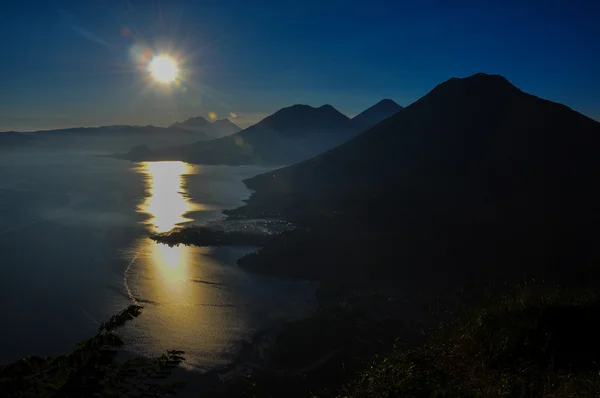 Salida del sol desde Narriz del Indio sobre Lago Atitlan, Guatemala — Foto de Stock