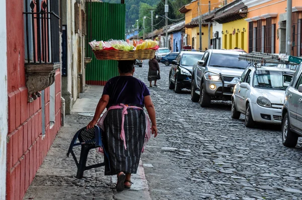 Traditionele vrouw verkopen vruchten in antigua, guatemala — Stockfoto