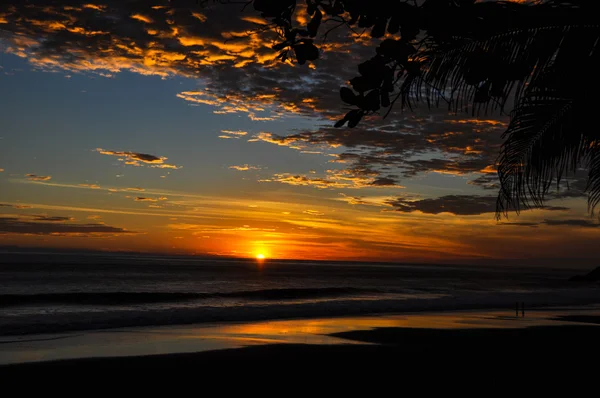 Pôr-do-sol bonito de Playa El Zonte, El Salvador — Fotografia de Stock