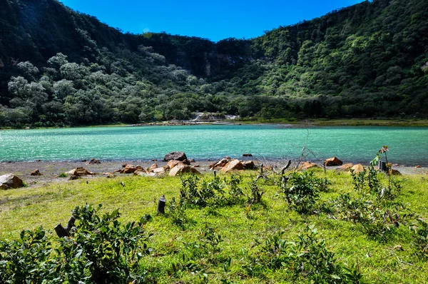 Oude vulkaan krater nu turquoise lake, alegria, el salvador — Stockfoto