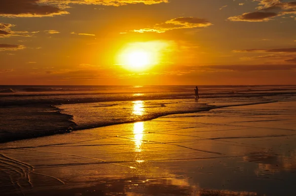 Hermosas puestas de sol de Playa el Cuco, El Salvador — Foto de Stock