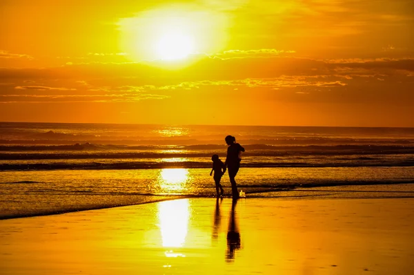 Wunderschöne sonnenuntergänge von playa el cuco, el salvador — Stockfoto