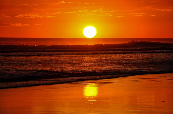 Pôr-do-sol bonito de Playa el Cuco, El Salvador — Fotografia de Stock