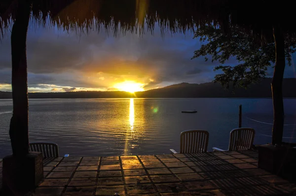 Nascer do sol no Lago Apoyo, Nicarágua — Fotografia de Stock