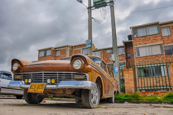 Alter ford car allein gelassen in tunja, kolumbien — Stockfoto