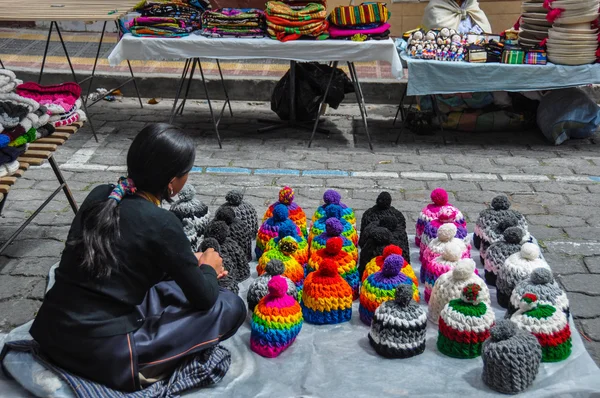 オタバロ、エクアドルでカラフルな日曜市場 — ストック写真