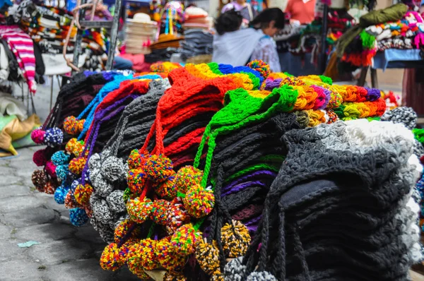 Красочный воскресный рынок в Отавало, Эквадор — стоковое фото
