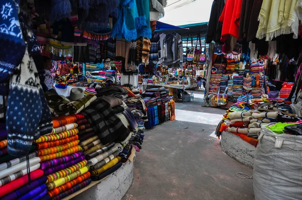 Красочный воскресный рынок в Отавало, Эквадор — стоковое фото