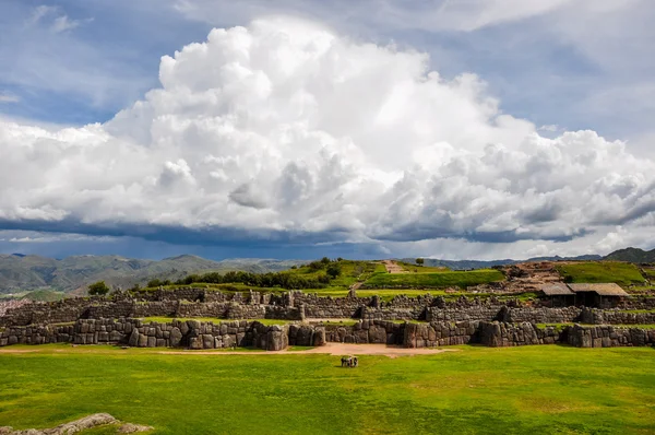 Развалины инков Саксайваман близ Куско, Перу — стоковое фото