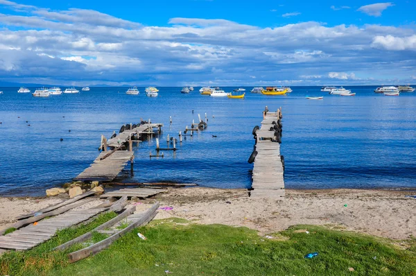 Copacabana dockorna på Titicacasjön, bolivia — Stockfoto