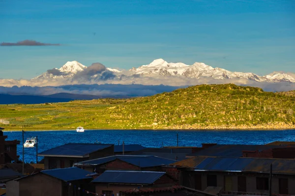 Cordillera Real von der isla del sol, Bolivien aus gesehen — Stockfoto