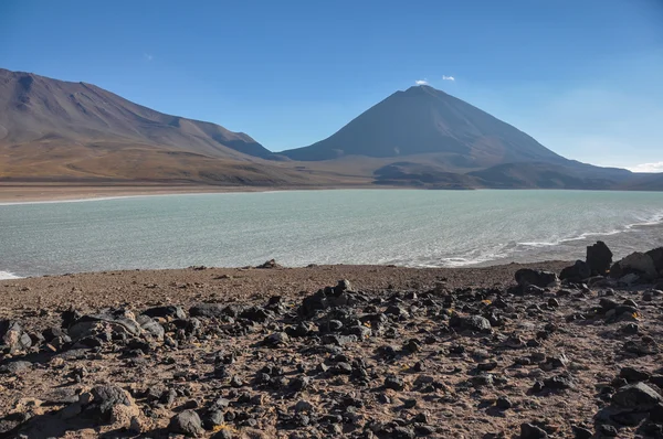 Volcan licancabur med vackra landskap av sur lipez, södra b — Stockfoto