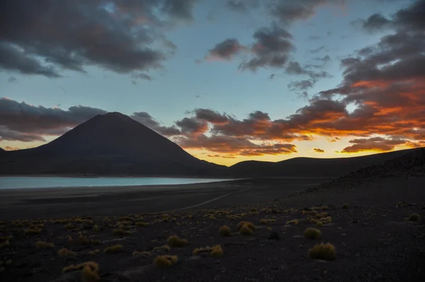 Volcan licancabur met prachtige landschappen van sur lipez, Zuid-b — Stockfoto