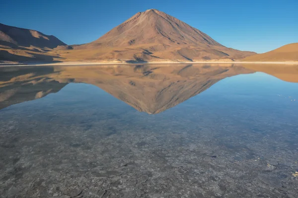 Volcan Licancabur with Gorgeous landscapes of Sur Lipez, South B — Stock Photo, Image