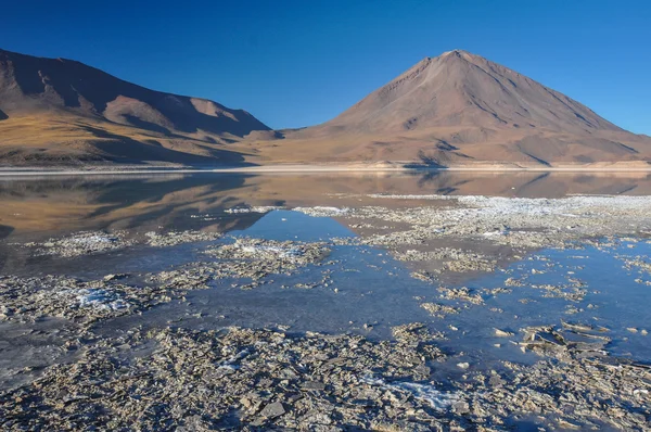 Volcan Licancabur med vakre landskap i Sur Lipez, South B – stockfoto