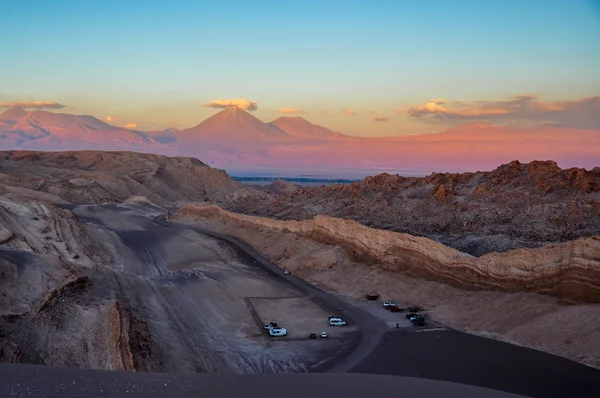 Вид volcan Ліканкабур від valle de la luna поблизу san pedro d — стокове фото