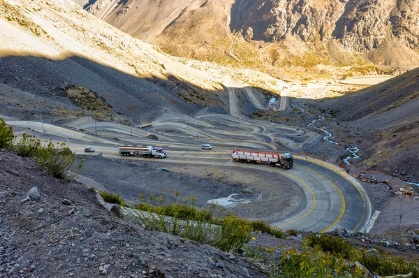 Paso de los libertadores, kronkelige weg op 3000 meter, tussen een — Stockfoto