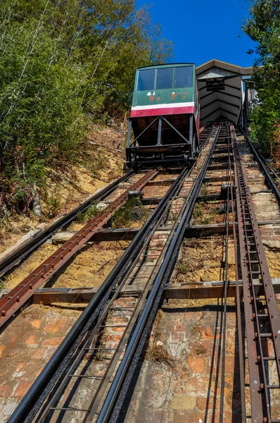 Standseilbahn auf und ab die Hügel von Valparaiso, Chile — Stockfoto