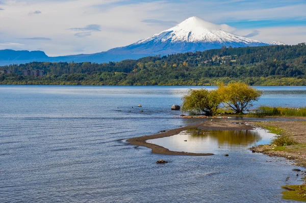 View of Volcan Villarrica from Villarrica itself, Chile — Stock Photo, Image