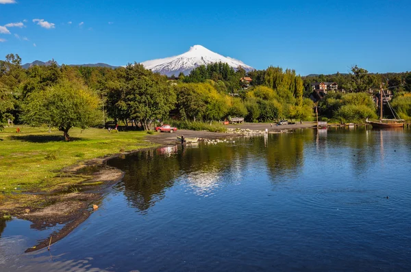 Вулкан Вилларрика, вид с Пукона, Чили — стоковое фото