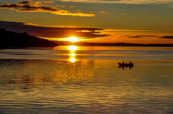 Puesta de sol en el lago de Villarrica desde la playa de Pucón, Chile — Foto de Stock