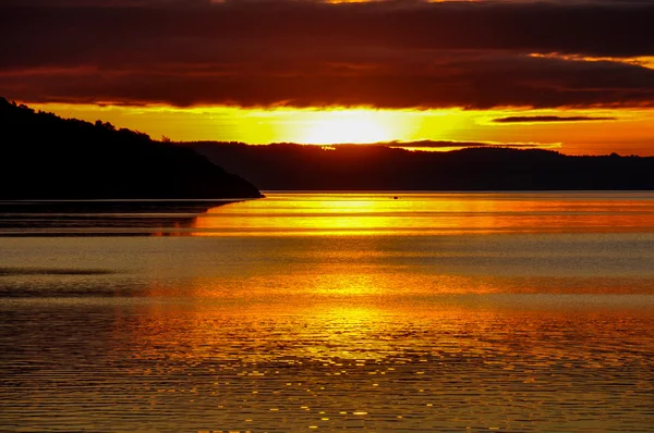 Coucher de soleil sur le lac Villarrica depuis Pucon's Beach, Chili — Photo