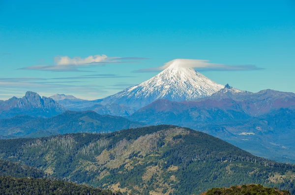 Volcan Βιγιαρίκα είδαν από el cani santuario, κοντά Πουκόν, Τσι — Φωτογραφία Αρχείου