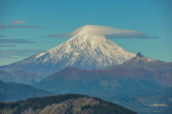 Volcan Villarrica viewed from Santuario El Cani, near Pucon, Chi — Stock Photo, Image