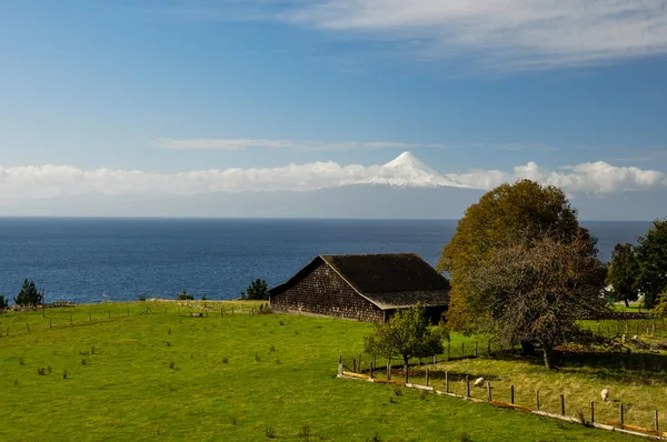 osorno yanardağ, puerto varas, chi manzaralı eski ahşap ahır