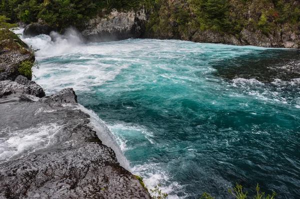 Petrohue belles chutes d'eau avec volcan Osorno derrière, Chil — Photo