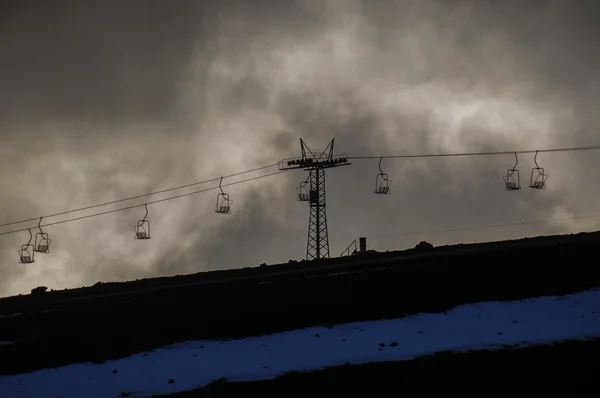 Telesilla que lleva a los turistas y esquiadores en la cima del volcán Osorno — Foto de Stock