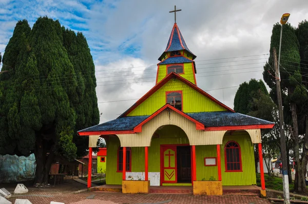 Gyönyörű, színes, fából készült templomok, chiloe sziget, chile — Stock Fotó