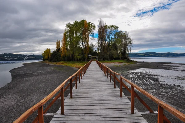 Schöne kleine Insel am Ende eines hölzernen Docks, chiloe isla — Stockfoto