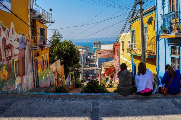 Flickor njuter av gatorna i valparaiso, chile Stockfoto