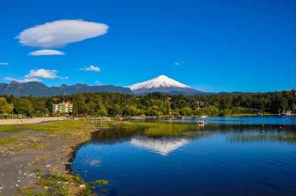 Villarrica Volcano, sedd från Pucon, Chile Stockbild
