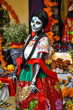 Puebla, Meksika - 31 Ekim 2013: dia de için kılığında kadın